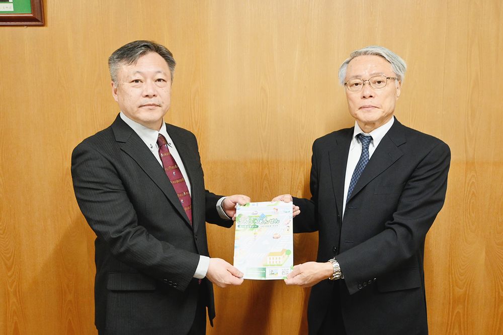 新発寒小学校の佐々木校長（左）と辻澤専務