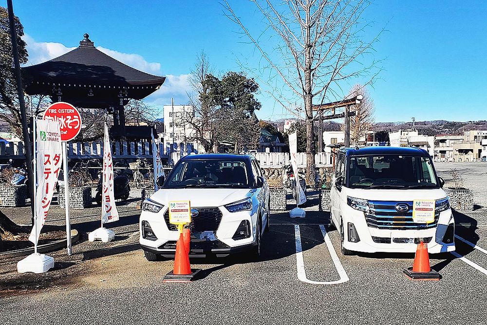 秩父市役所敷地内のダイハツステーションには「ロッキー」のハイブリッド車と「トール」が置かれている