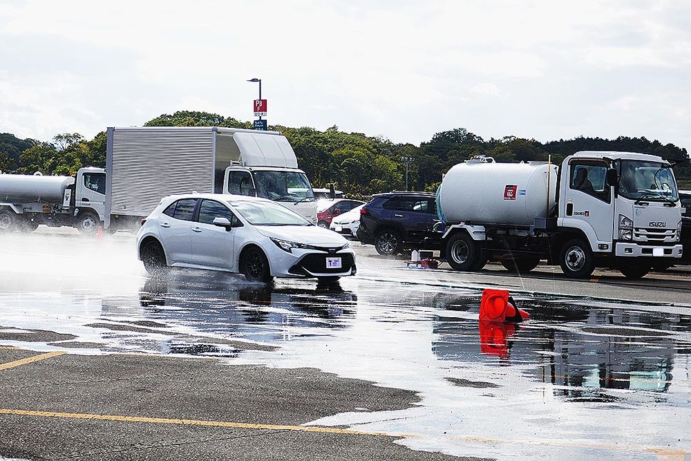 残溝の違う同一銘柄のタイヤを試せるなど、より具体的な提案ができる内容で構成した
