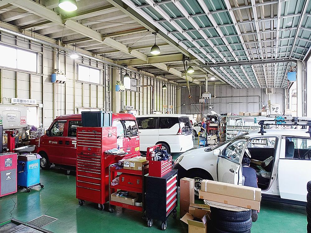 本社工場。移転以来、急増する整備台数をこなしてきた