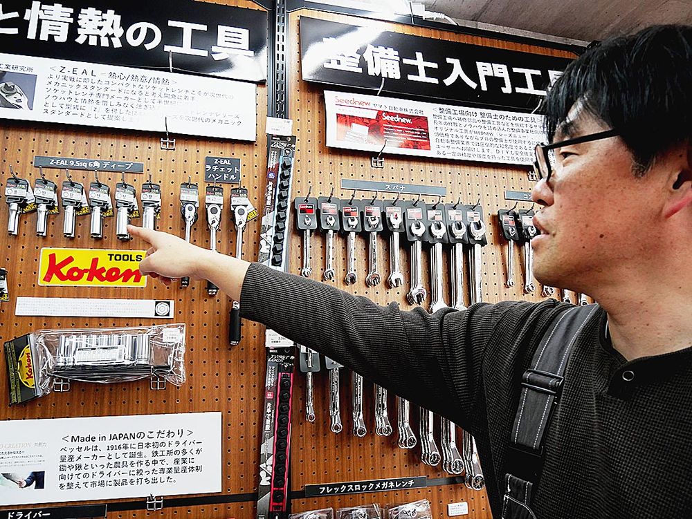 熱心に取り扱い商品の説明をする臼井さん