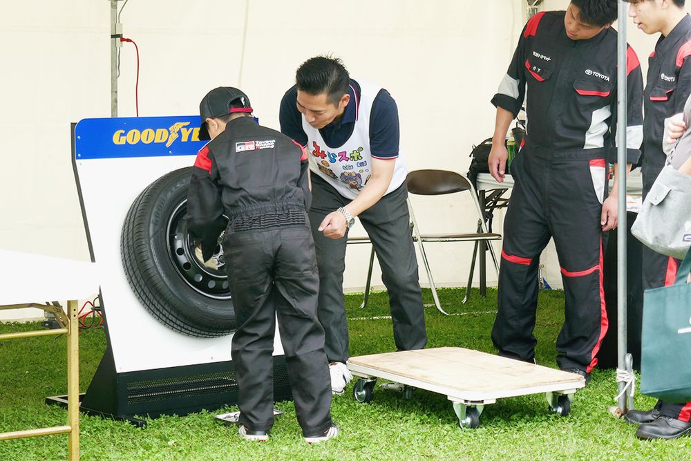 ホイールナットの脱着に挑戦するキッズエンジニア
