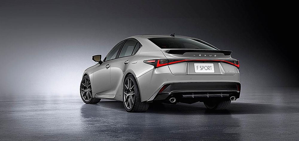 Ｆスポーツグレードは新形状のリヤスポイラーを採用
