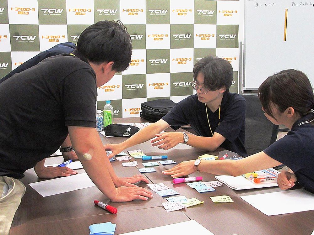 企画作成で多くの意見を出し合う学生
