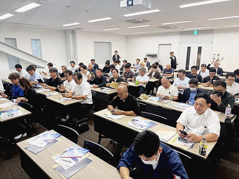 設立セミナーには約60人が参加した