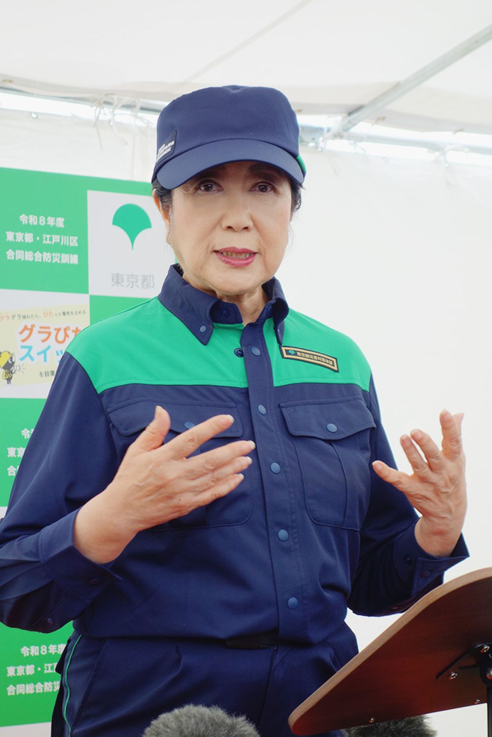 報道各社の取材に応じる小池都知事
