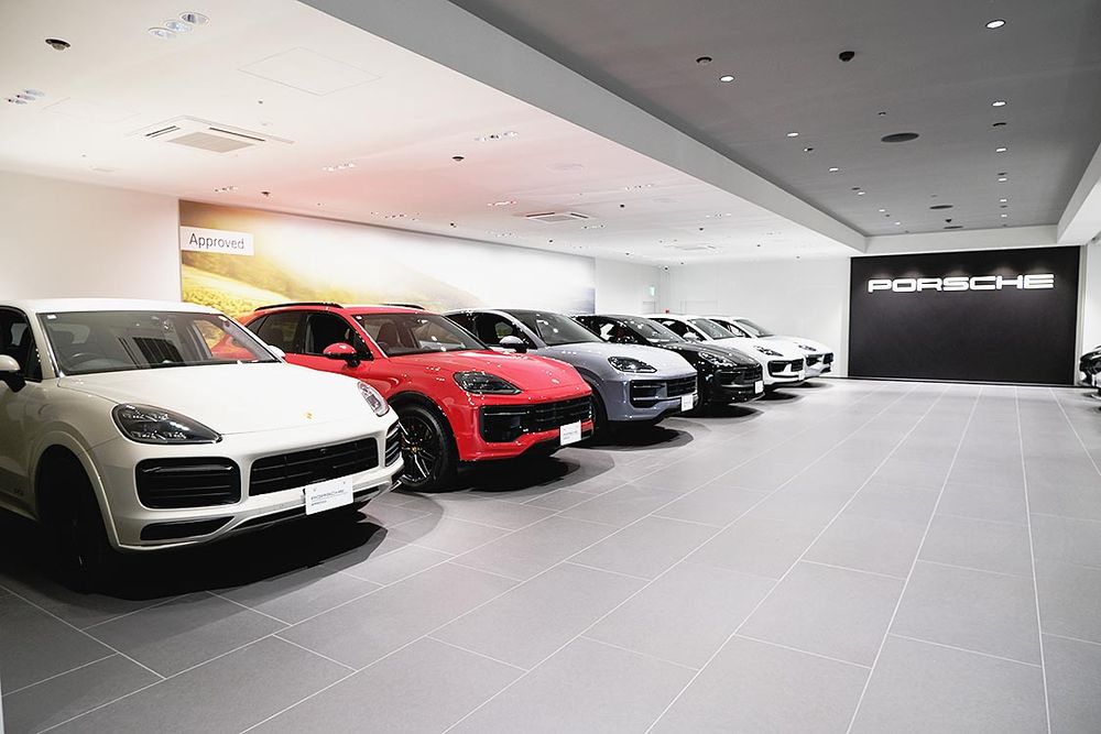 余裕のあるレイアウトで、消費者はポルシェの中古車を吟味できる
