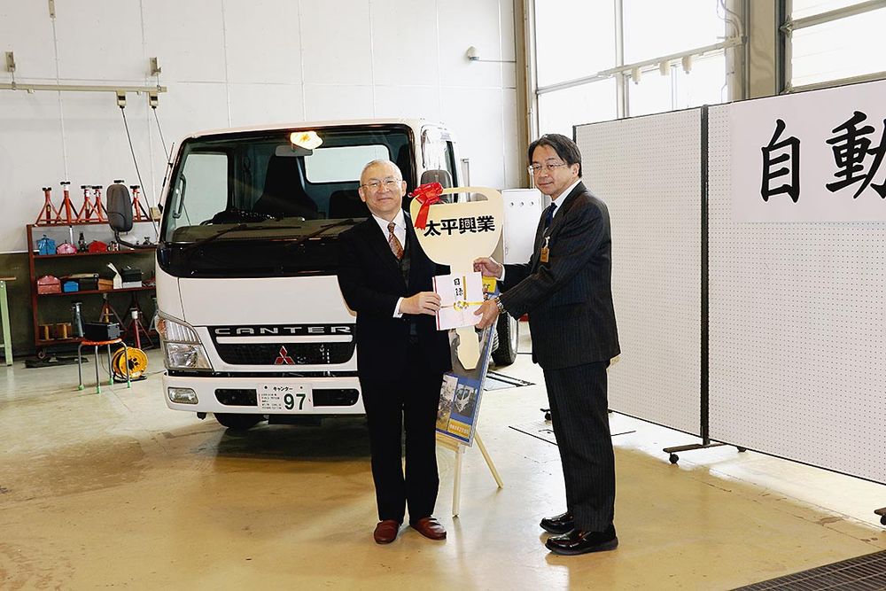 藤井常務（左）と竹田校長