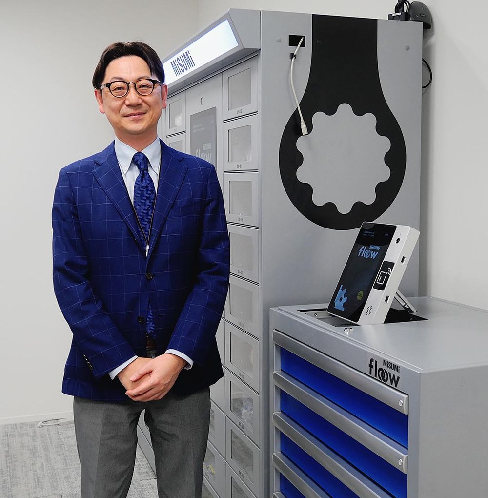 自販機型（奥）と引き出し型（手前）。デモを披露する大内氏