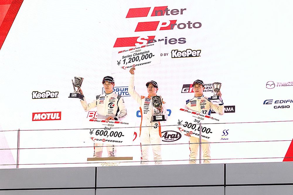 インタープロトシリーズを制した卜部選手（中央）