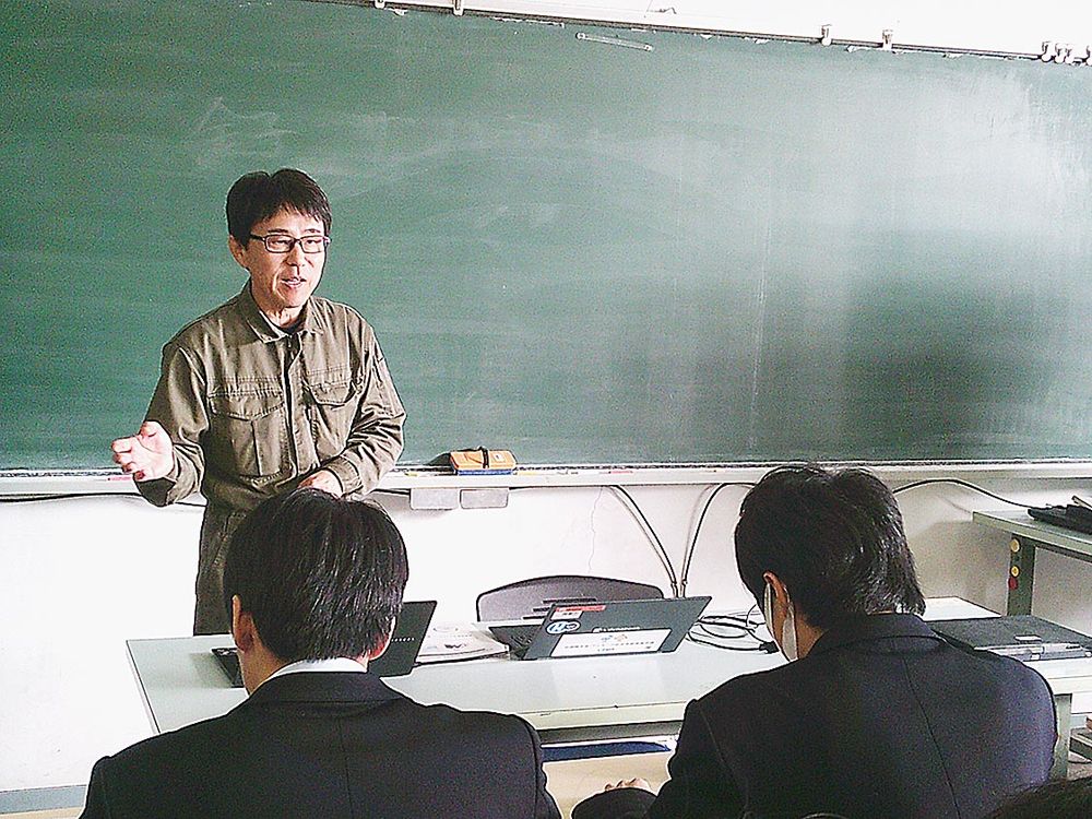 高校生に講演する位田社長