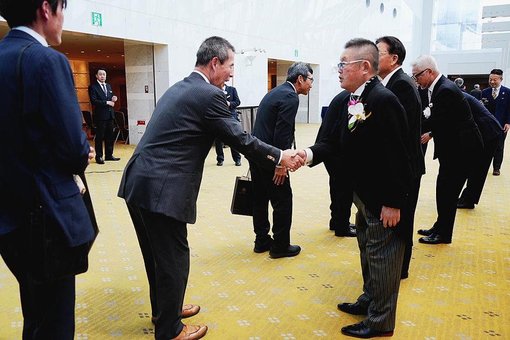 出席者を見送る城谷氏
